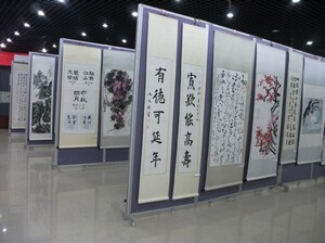 越秀區(qū)老干活動中心超高活動折疊雙面屏風展板三折展板