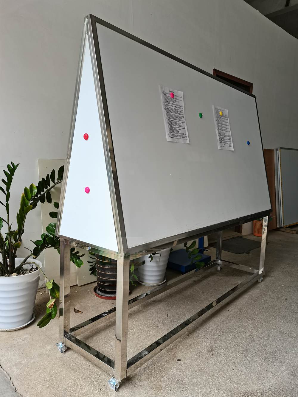 廠家訂制活動(dòng)不銹鋼架白板帶架多面白板架梯形白板架帶滑輪